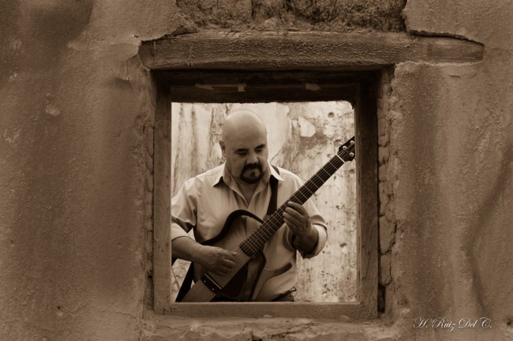 El cantautor Adrián Barrenechea. Foto: Hugo Ruiz.