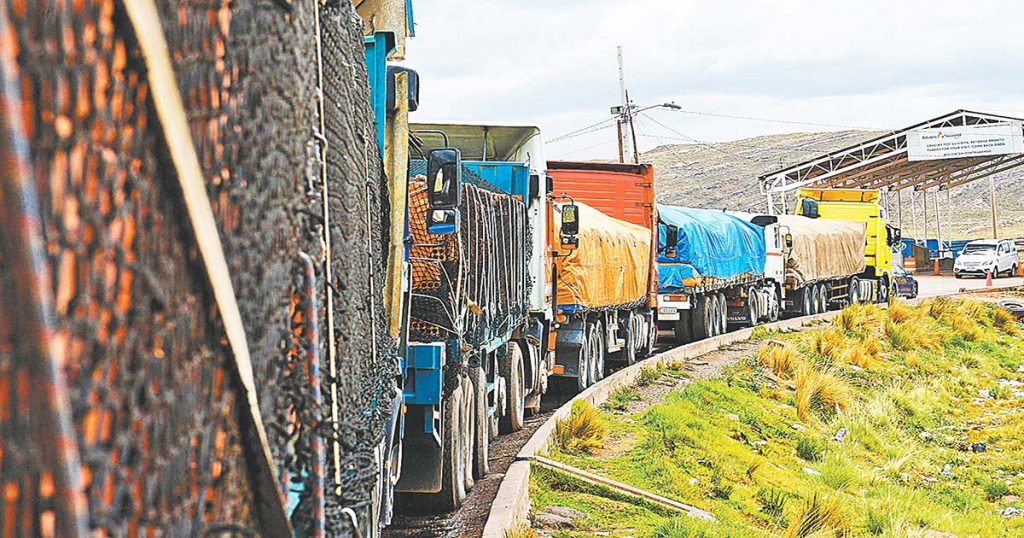 Los camiones bolivianos llegaron hasta la tranca de Desaguadero con carga internacional.