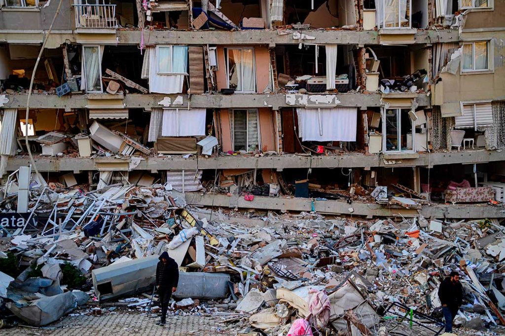 destrozos_en_un_edificio_tras_el_sismo.jpg