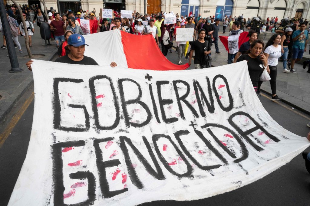 Muere manifestante herido de bala en protestas contra gobierno en Perú.