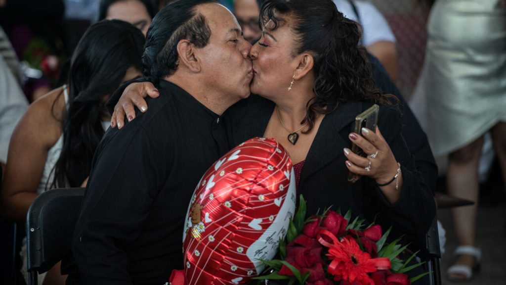 Una pareja se besa durante la celebración de una boda colectiva en la explanada del Palacio Municipal de Nezahualcóyotl, el día de San Valentín, en México, el 14 de febrero de 2023. Foto: AFP.