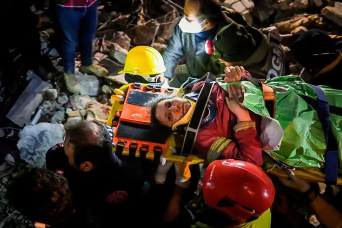 Rescatada de entre los escombros una mujer de 70 años.