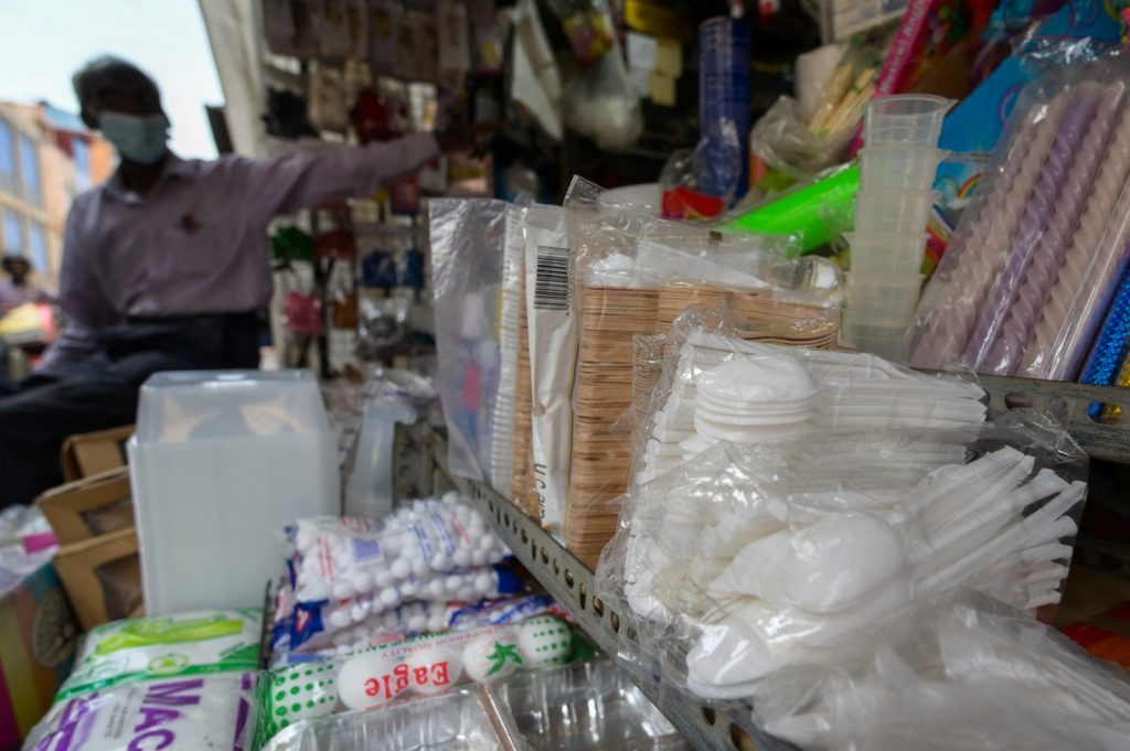 La fabricación y venta de productos plásticos de un solo uso estarán prohibidas a partir de junio. Foto: AFP