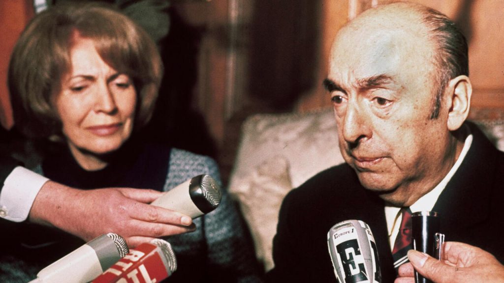 Un laboratorio canadiense estudia el posible envenenamiento del escritor Pablo Neruda. Foto: AFP.