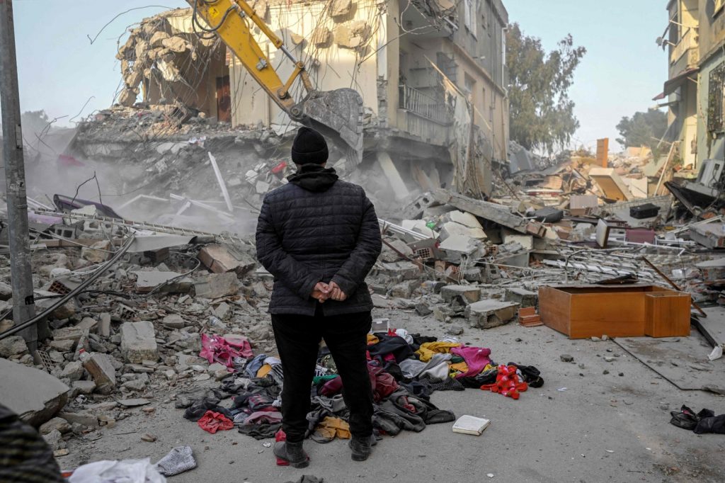 Rescatan un sobreviviente 278 horas después del terremoto en Turquía.