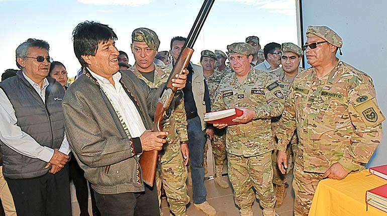 Evo Morales junto a la cúpula militar, en una fotografía de archivo.