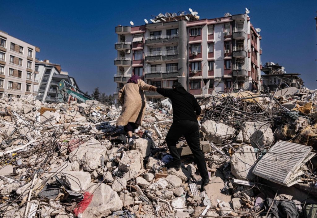 Bruselas promete ayudar a largo plazo a Turquía en la reconstrucción.