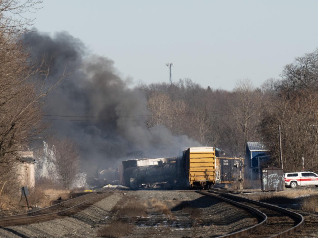 Un tren que transportaba mercancías peligrosas descarriló en Detroit (Michigan). Foto: AFP.