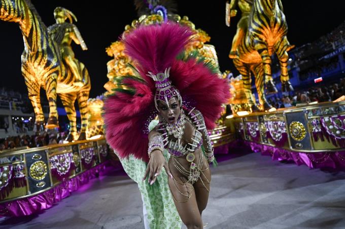 Miembro de la escuela de samba Estacao Primeira de Mangueira se presenta durante la primera noche del desfile del Carnaval de Río en el Sambódromo Marques de Sapucai en Río de Janeiro el 20 de febrero de 2023. Foto: AFP.
