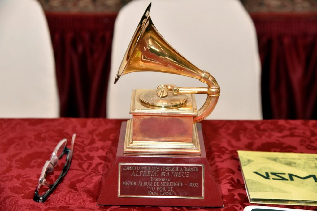 La estatuilla de los premios Grammy latinos, un gramófono bañado en oro. Foto: AFP