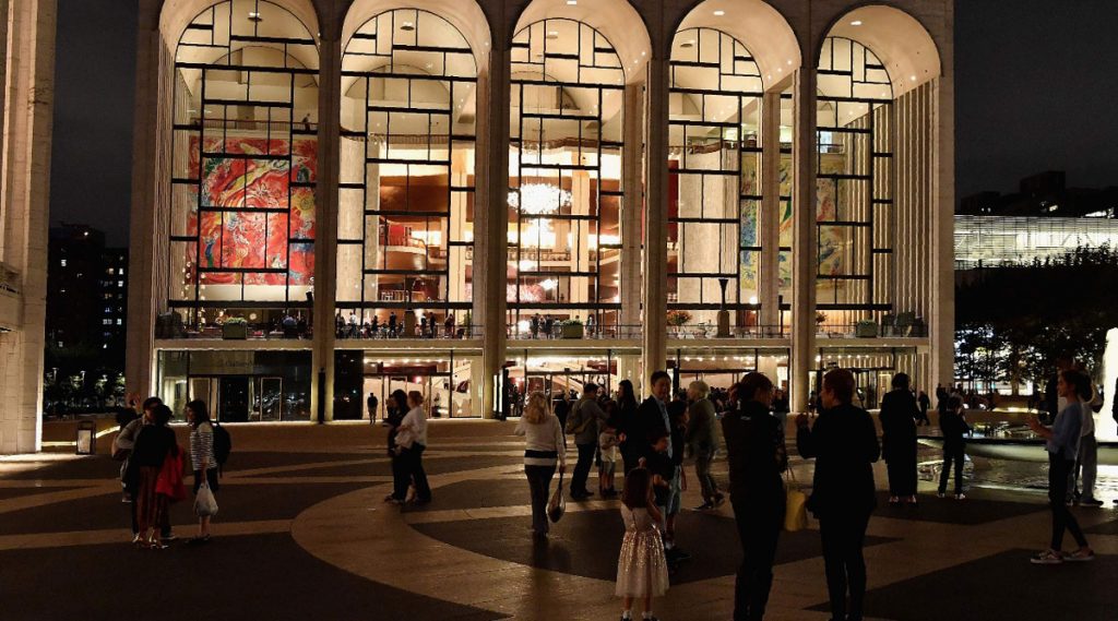 Edificio de la Ópera metropolitana (MET) de Nueva York, cuya programación incluirá este año una obra en español. Foto: AFP