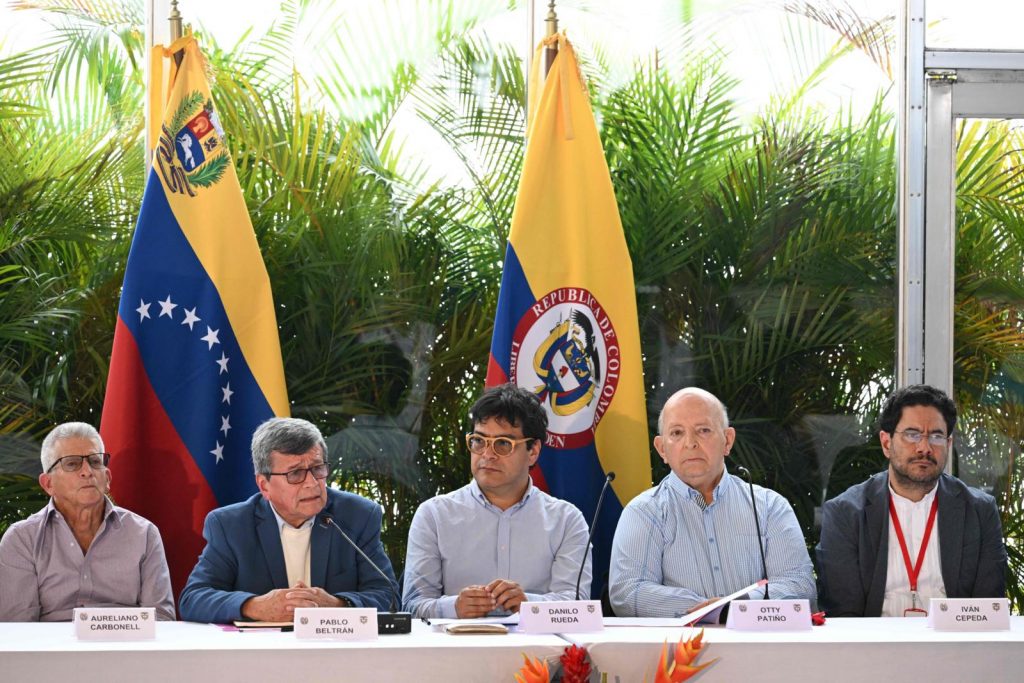 Gobierno de Colombia reconoce que todavía no se negocia el alto el fuego.