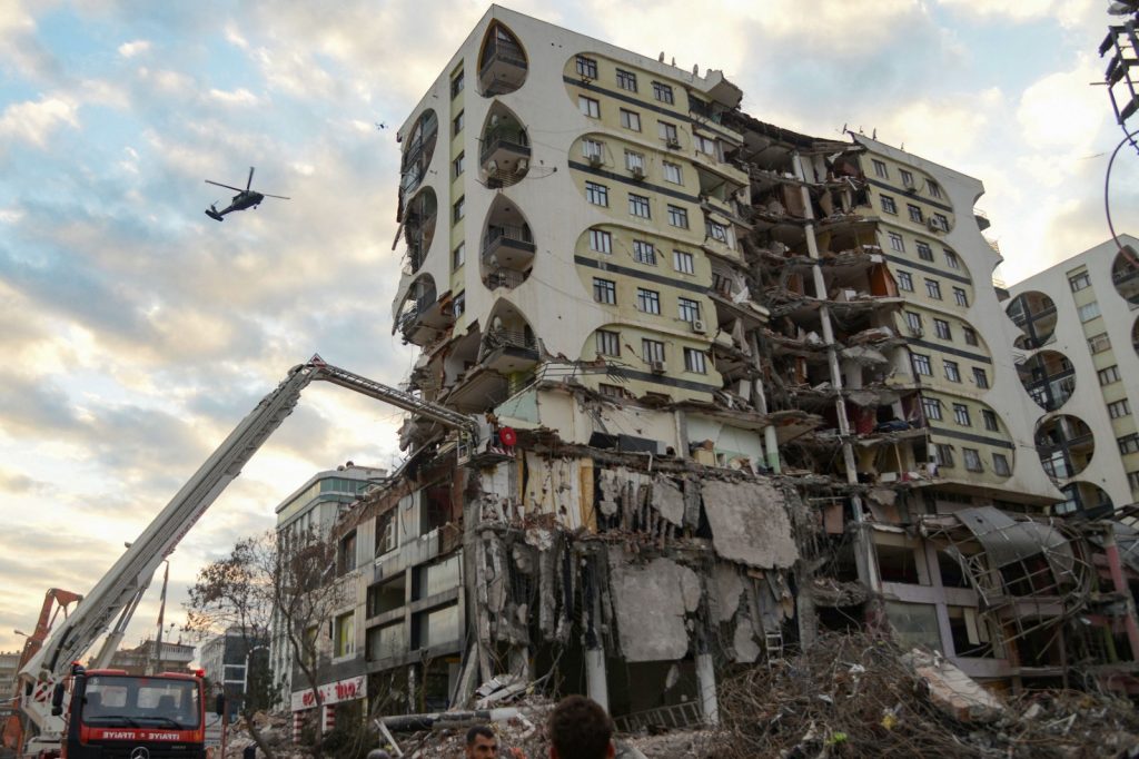 Turquía eleva a más de 44.200 el balance de muertos por los terremotos.