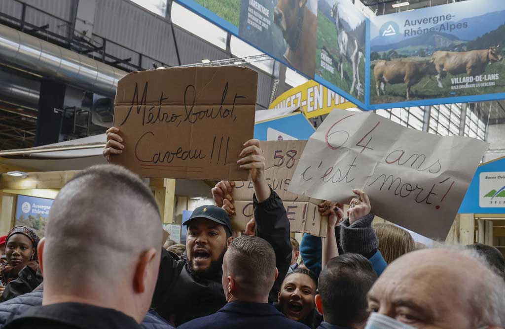 Manifestantes interpelaron hoy en esta capital al presidente francés, Emmanuel Macron, en el Salón Internacional de la Agricultura para rechazar la reforma de la jubilación y acusar al Gobierno de inacción climática. Foto: Prensa Latina.
