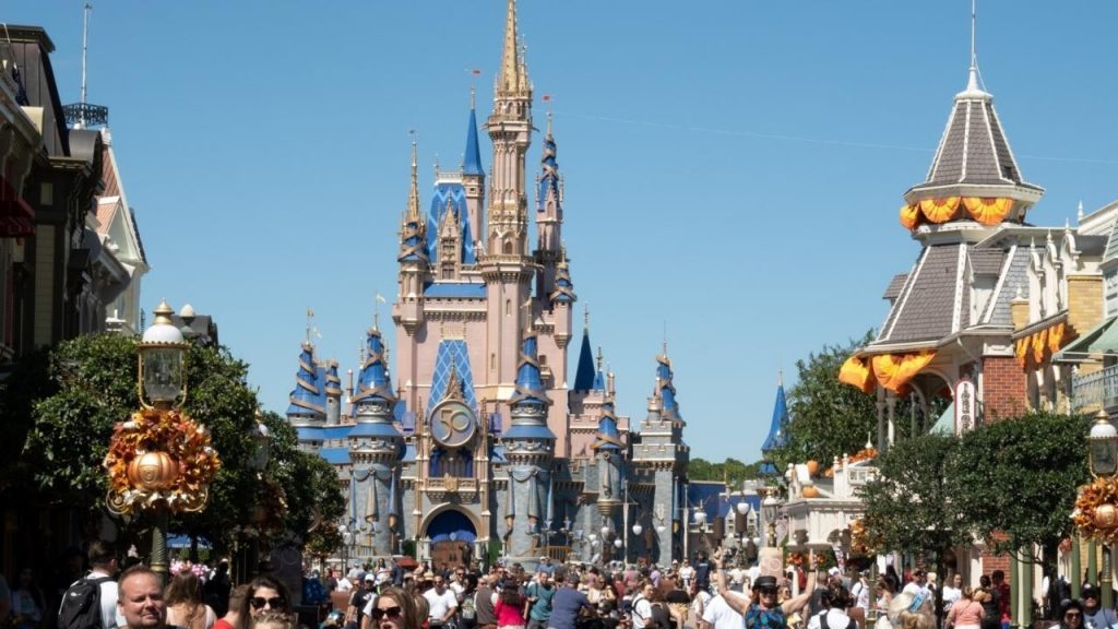 El Castillo de Cenicienta recién pintado en Magic Kingdom en Walt Disney World se ve con el escudo para celebrar el 50 aniversario del parque temático. Foto: AFP.
