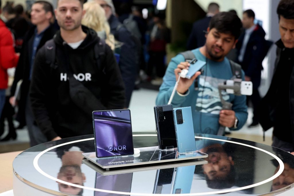 Los fabricantes de smartphones buscan captar la atención del mercado. Foto: AFP