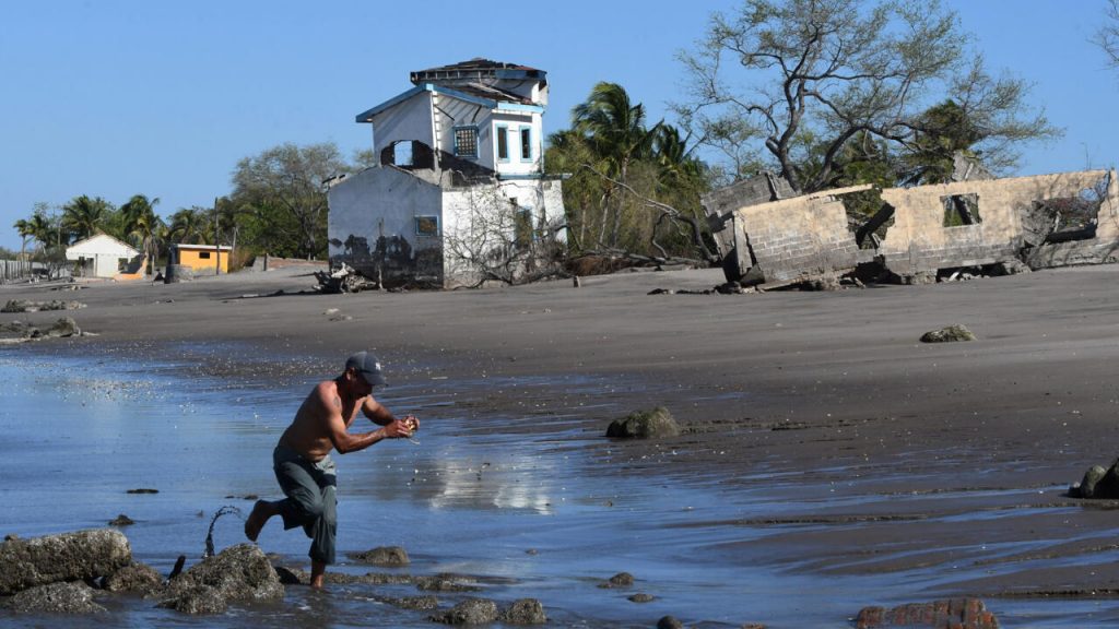 Cedeño y otros pueblos costeros de Honduras han vivido los estragos del cambio climático con el aumento del nivel del océano Pacífico. Foto: AFP.