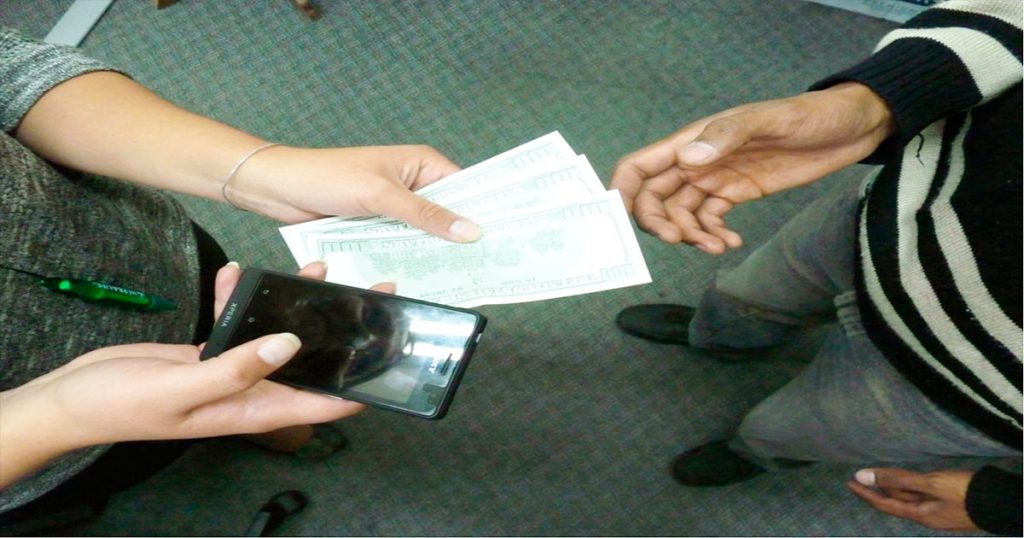 COMERCIO. Una imagen referencial de una transacción de dólares.
