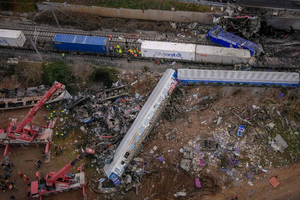 Aumentan a 43 los muertos por el accidente de tren en Grecia.