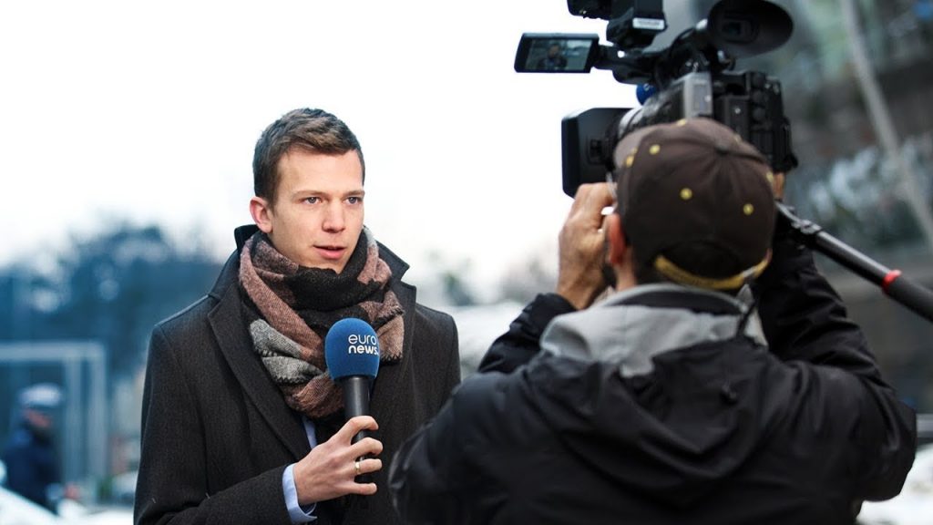 Un reportero de la cadena Euronews. Foto: YouTube.