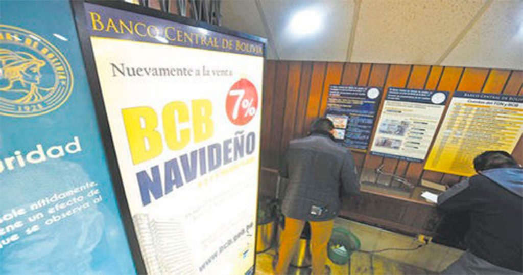 Algunos interesados en adquirir los bonos BCB Navideño, en gestiones pasadas.