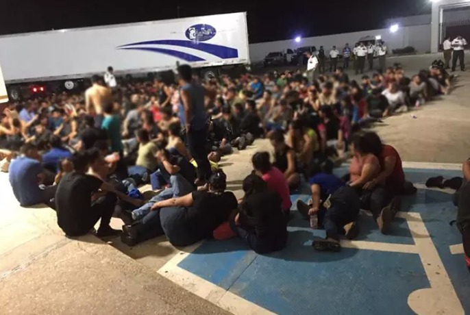 Hallados 343 migrantes, 103 de ellos menores. Bloqueo de EEUU y México