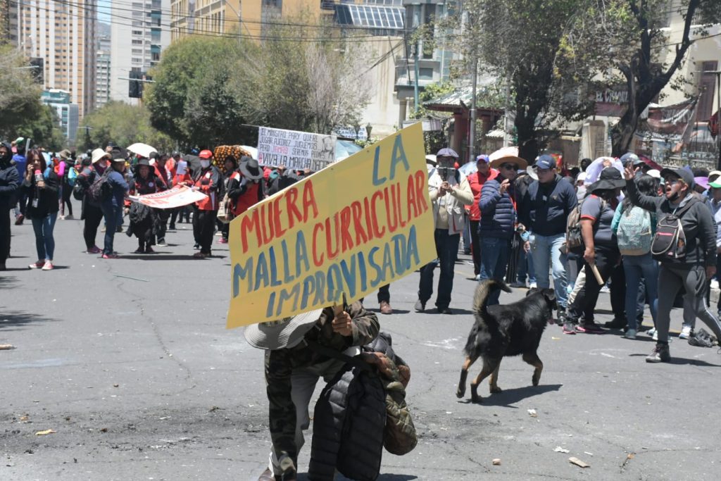 Maestros del magisterio urbano se movilizan en las calles de La Paz. Foto: JOSÉ LAVAYEN@APGNoticiasBo