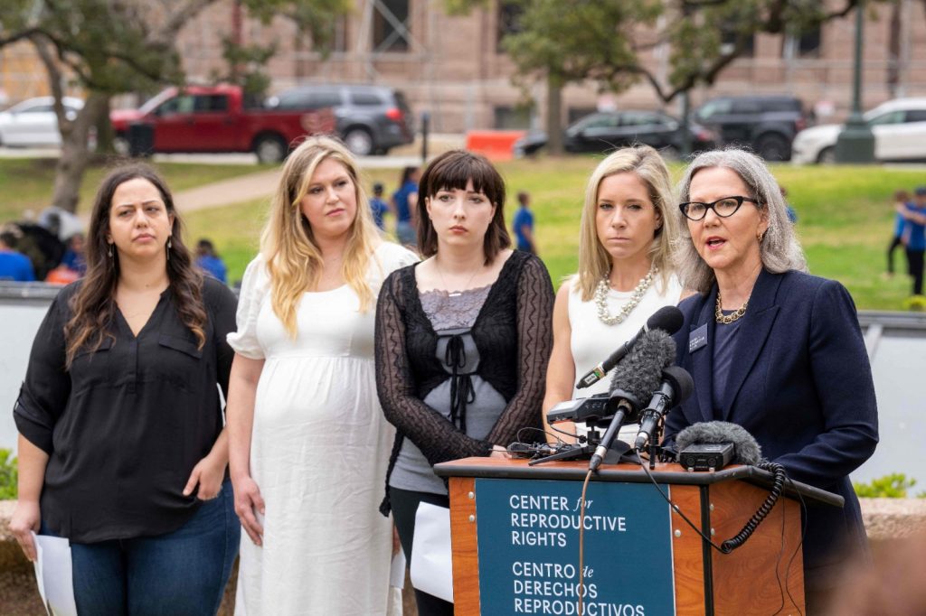 Cinco mujeres contraatacan tras negarles un aborto terapéutico en Texas.