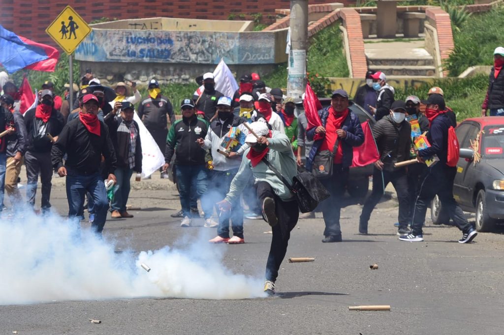 Enfrentamientos entre maestros urbanos y la Policía. Foto: Rodwy Cazón