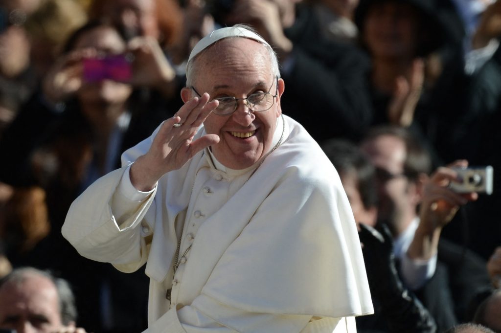 Popular y cuestionado, el papa cumple diez años al frente de la Iglesia.