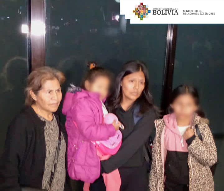 La segunda familia afectada por el terremoto en Turquía llega al país. Foto: Cancillería de Bolivia