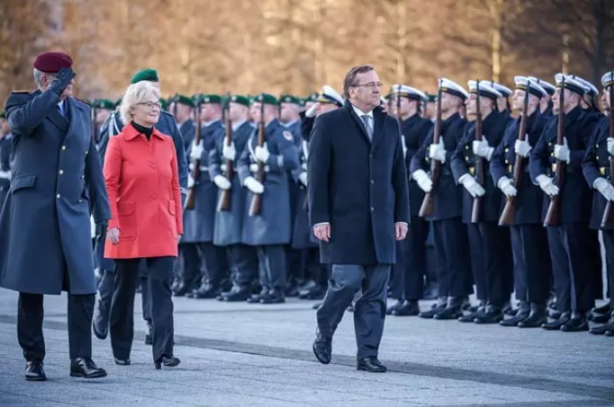 Alemania sustituye al jefe del Ejército tras polémicos comentarios.