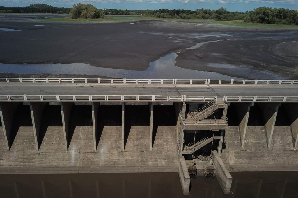 Crece preocupación en Uruguay por sequía que agota reservas de agua.