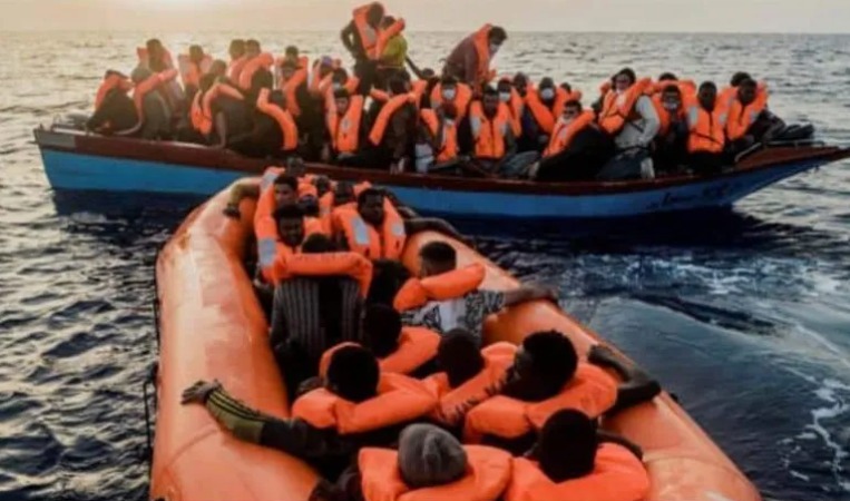 Francia Cinco migrantes ahogados y 28 desaparecidos tras naufragio.