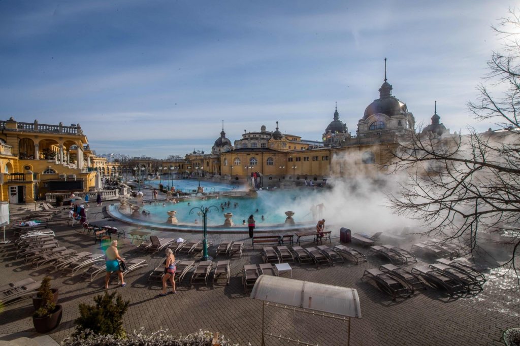 Los famosos y suntuosos baños termales de Hungría. Foto: AFP
