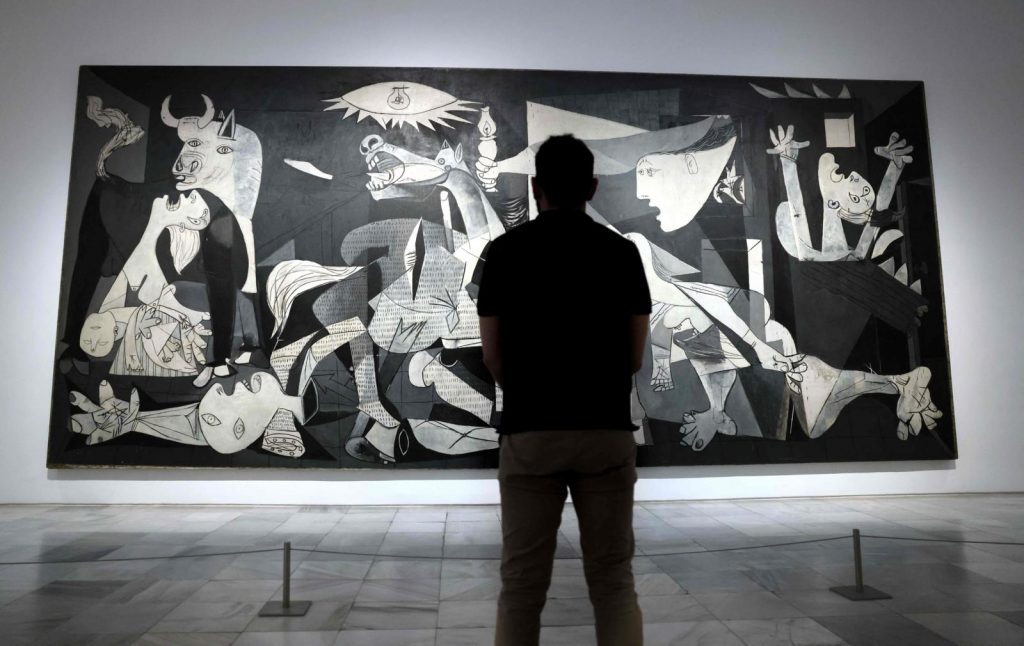 Una persona observa el 'Guernica', la obra más famosa de Picasso. Foto: AFP