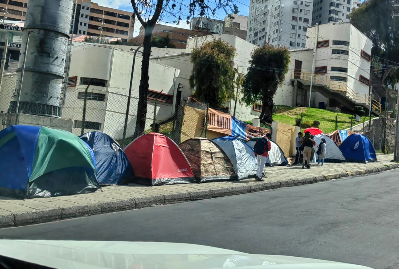 Fans de José Madero acampan desde anoche cerca del Teatro al Aire Libre -  La Razón