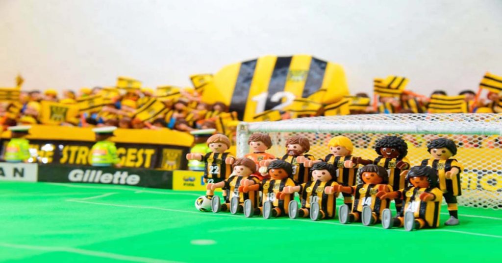 HINCHADA. La “gloriosa” Curva Sur de The Strongest es parte de la muestra Playmobil.