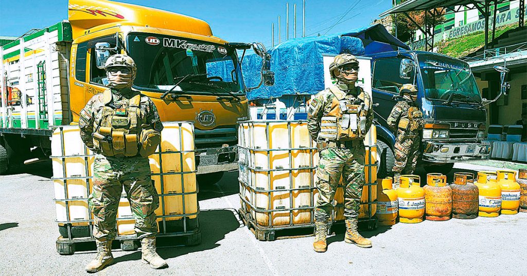 Militares junto al combustible comisado en tres operativos en diferentes regiones del país.