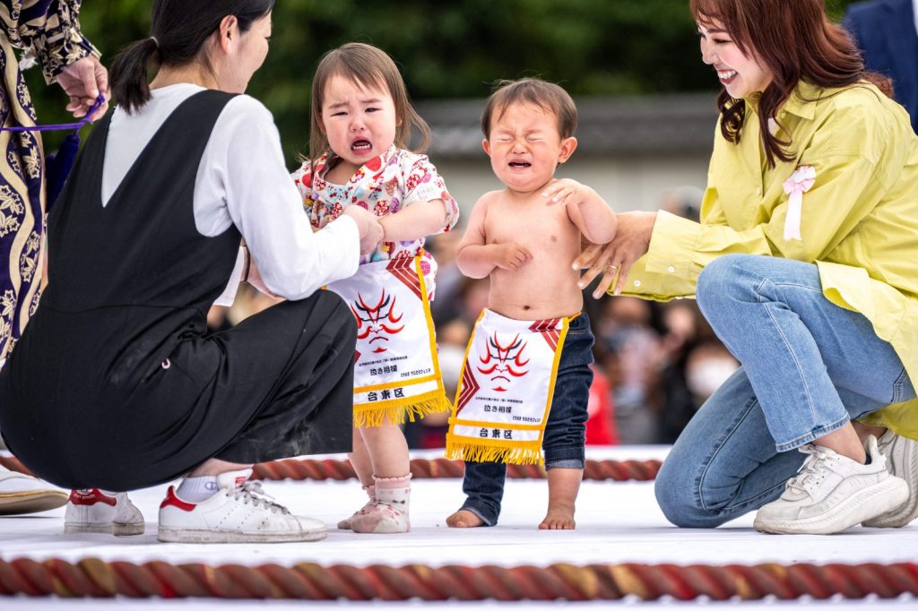 Según las creencia, el ritual "sumo llorón" brinda buena salud a los niños. Foto: AFP