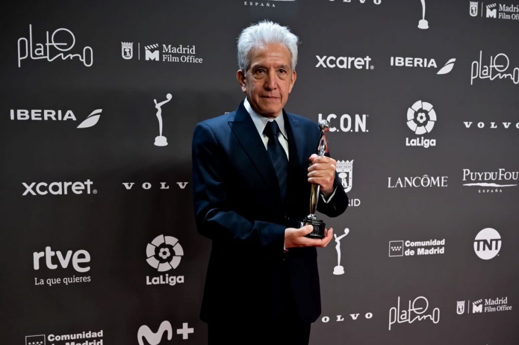 Cergio Prudencio, con la estatuilla de los Premios Platino. Foto: Revista Cromos