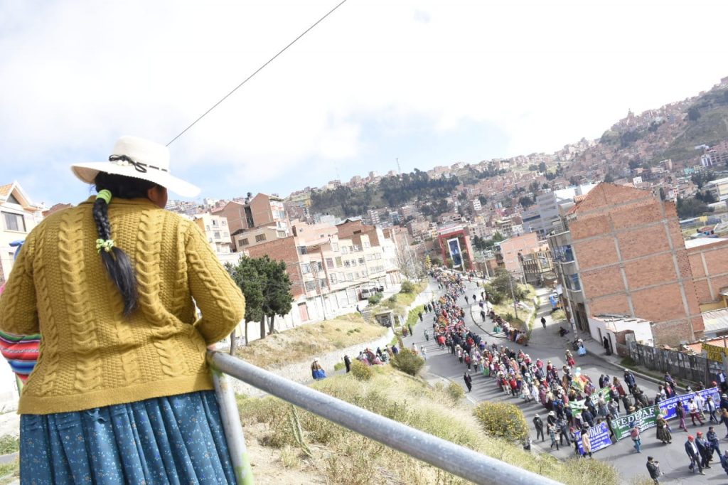 Una multitudinaria columna de padres de familia descendió desde la ciudad de El Alto al Ministerio de Educación. Foto: APG