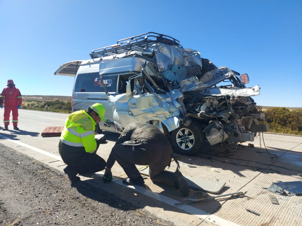 La policía recaba evidencias del fatal accidente en la carretera Oruro-Pisiga. Foto: APG