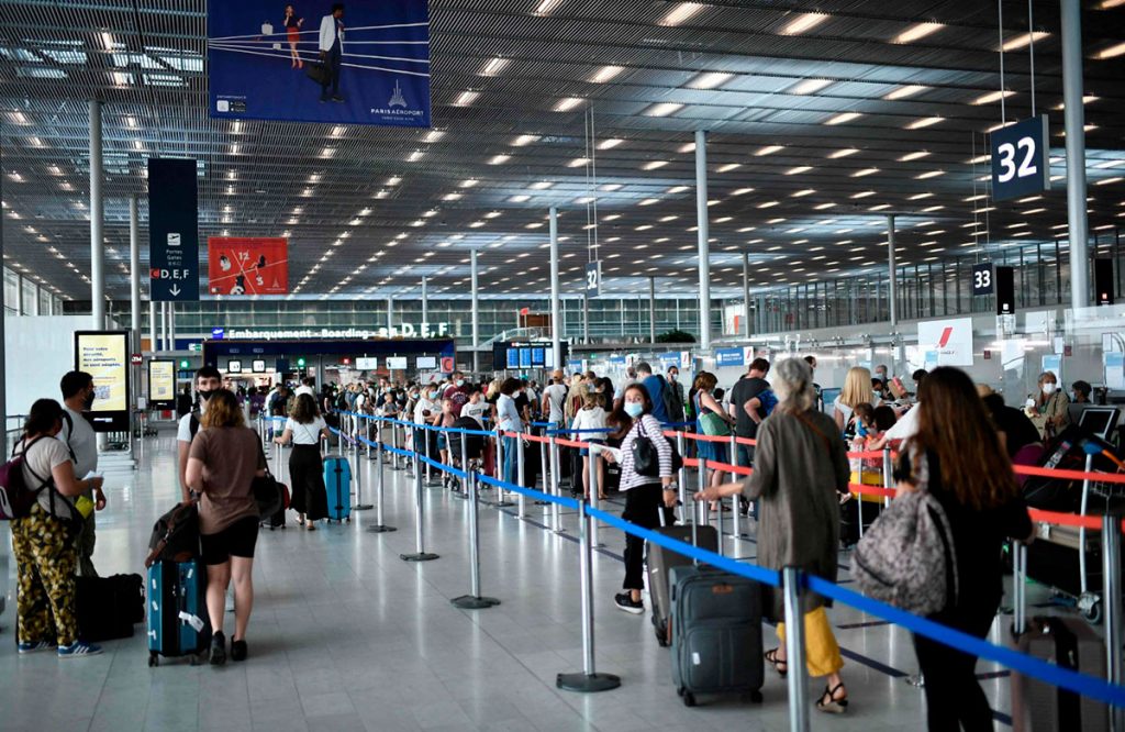 viajeros_en_aeropuerto_durante_pandemia.jpg