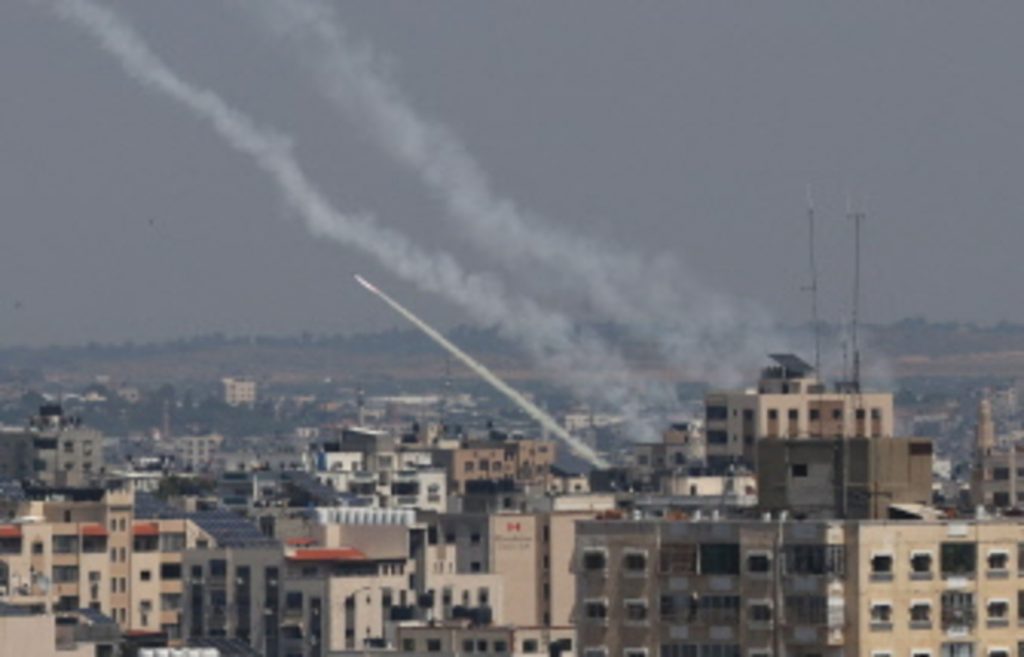 Cientos de cohetes se lanzaron de Gaza a Israel