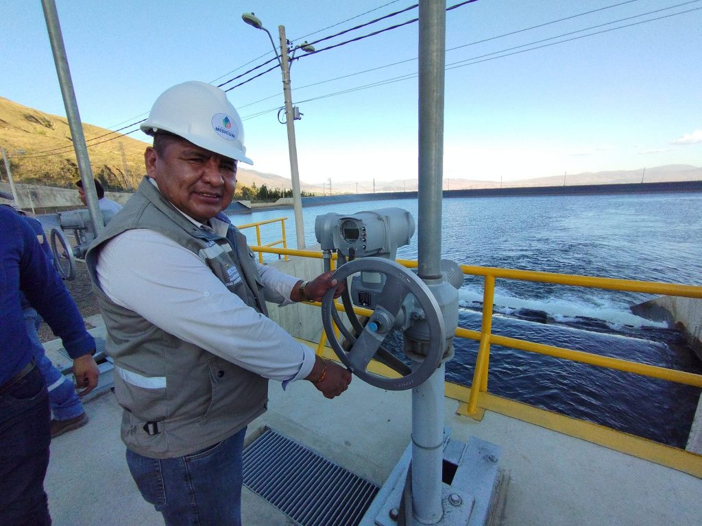 El otrora ministro Juan Santos Cruz en una inspección de obras en Beni.