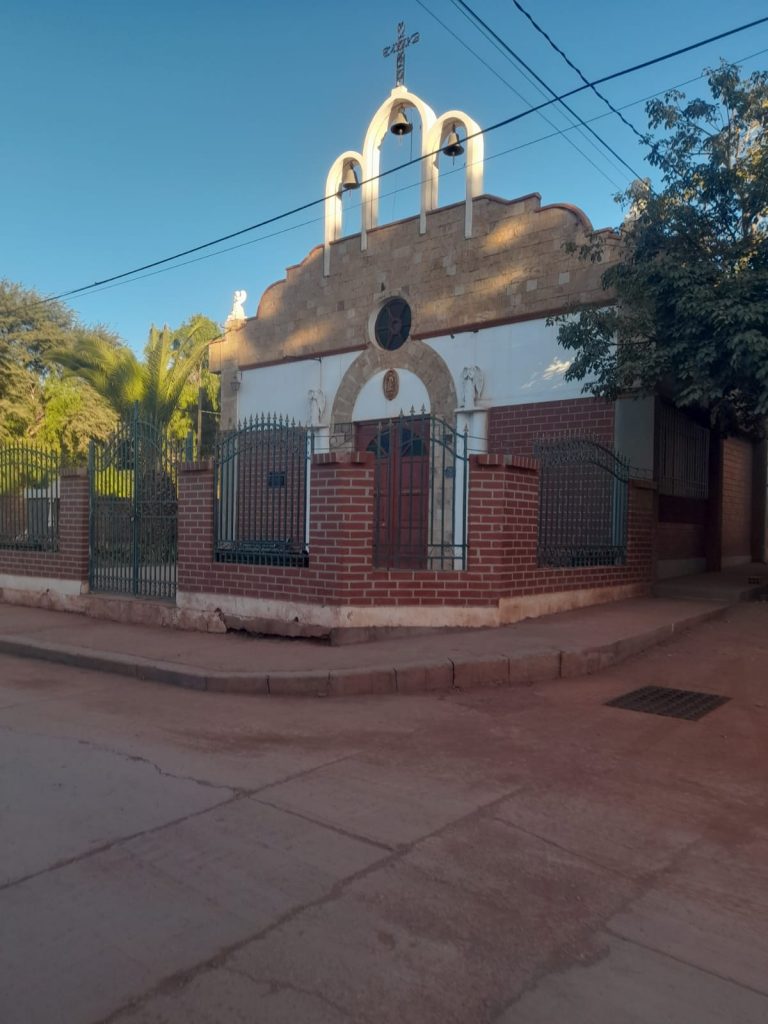 El frontis de la parroquia del municipio El Puente, donde el cura Coco desempeña funciones sacerdotales.