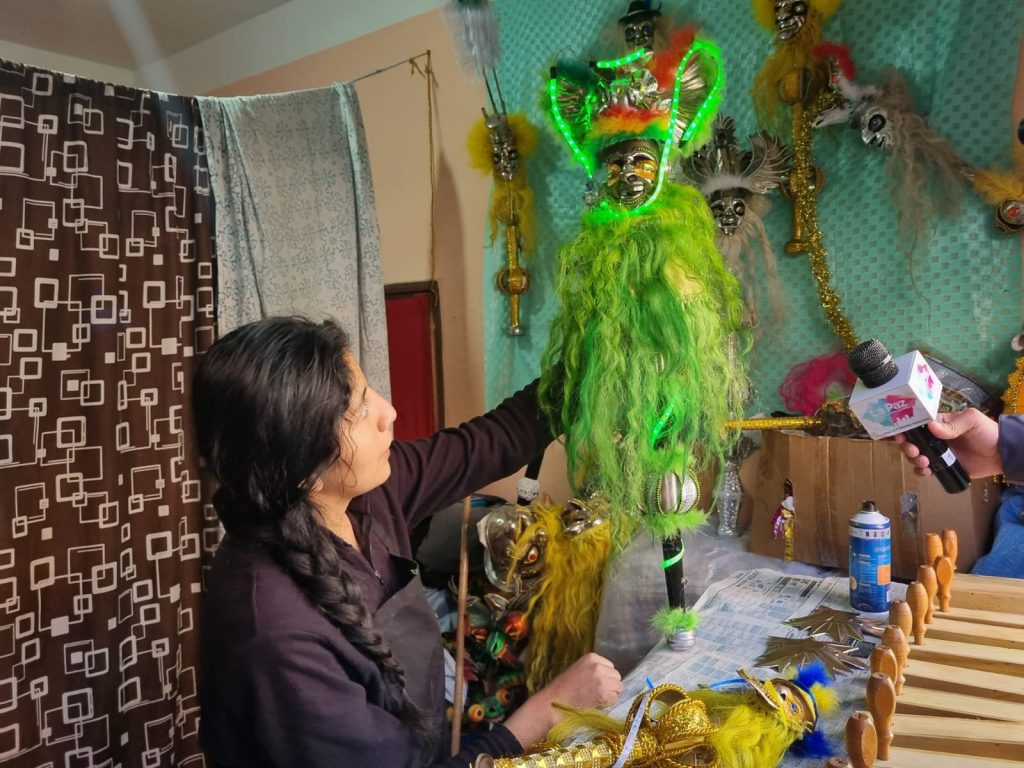 Artesanos de la calle Los Andes trabajan a contrarreloj para entregar máscaras y matracas a los danzarines.
