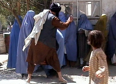 Talibán golpeando una mujer en Rawa