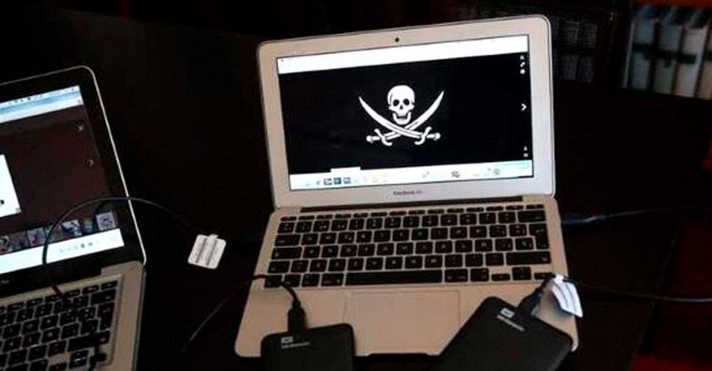 La piratería digital es considerada un delito, tanto por quién copia y distribuye el producto o contenido pirateado como por quien lo vende.